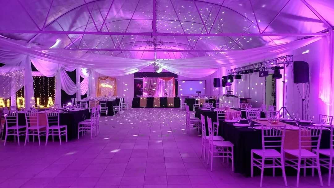 Salón de eventos iluminado, listo para una fiesta