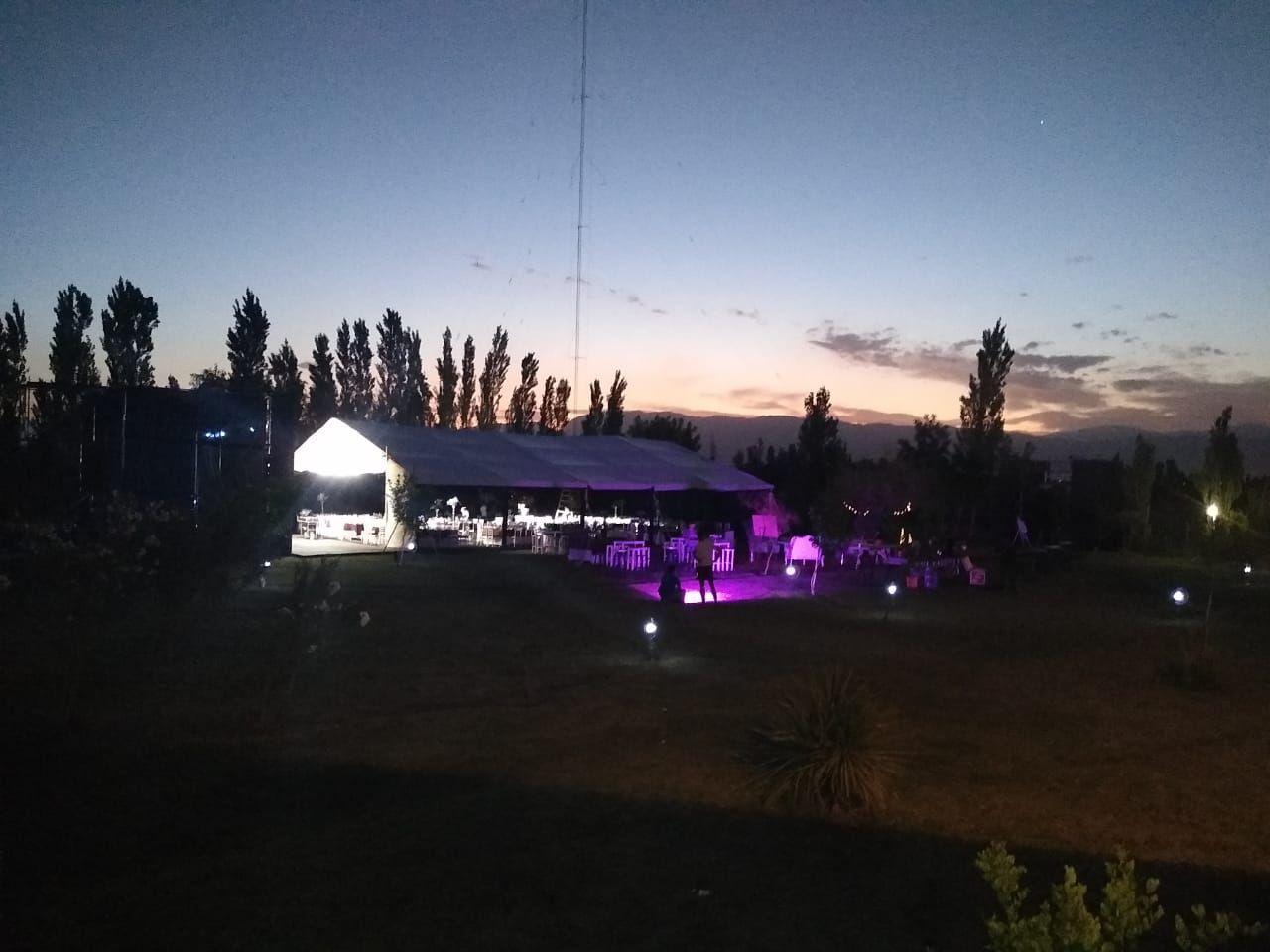 El salón visto desde el parque al atardecer